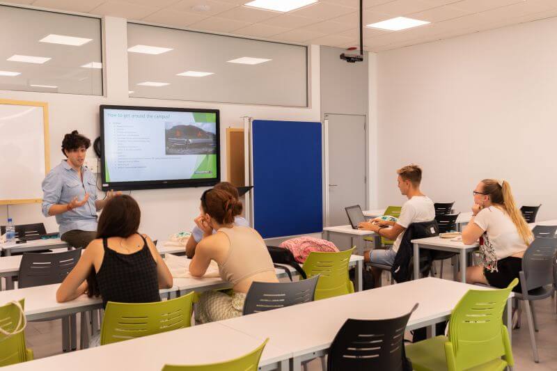 Các giảng viên trường Đại học Fernando Pessoa Canarias luôn tận tâm hỗ trợ sinh viên