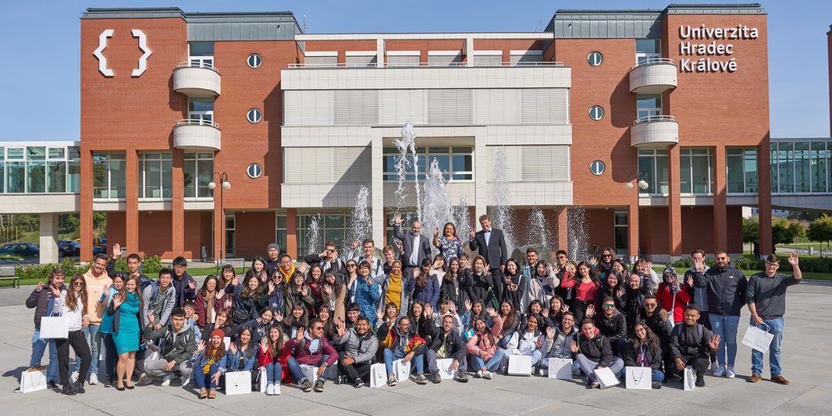 Trường Đại học Hradec Kralove luôn chào đón mọi sinh viên đến tham gia học tập và phát triển