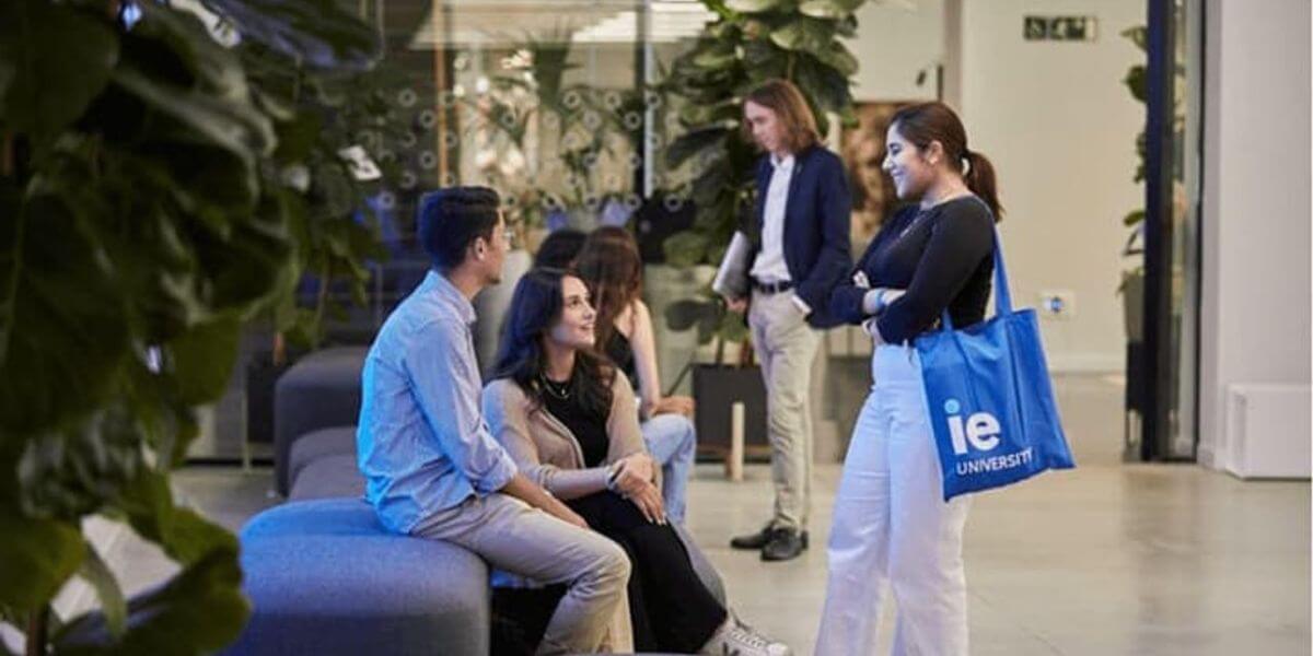 Môi trường học tập thân ththantaij trường Đại học IE