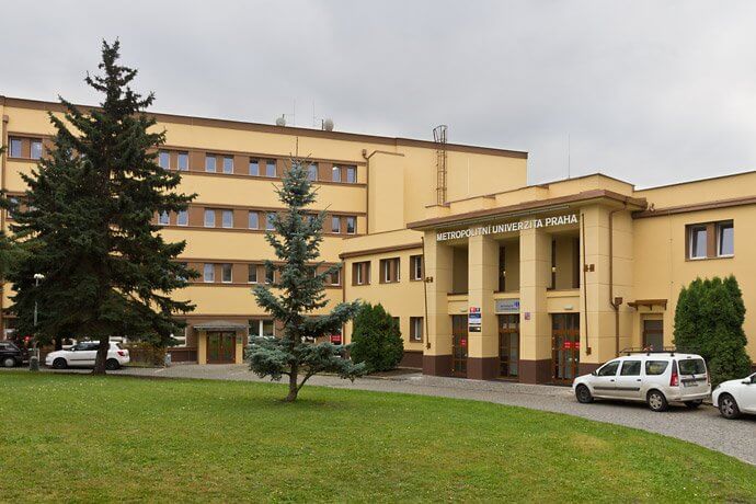 Khuôn viên rộng lớn của trường Đại học Metropolitan ở Praha