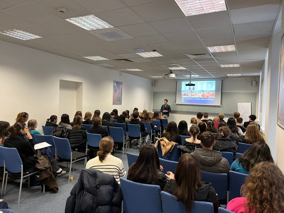 Trường Đại học New York ở Praha luôn đồng hành cùng sinh viên trên con đường học tập