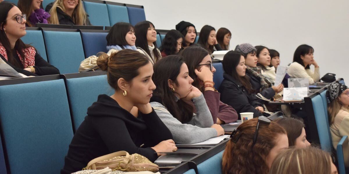 Trường Đại học Ostrava luôn chào đón mọi sinh viên đến tham gia học tập