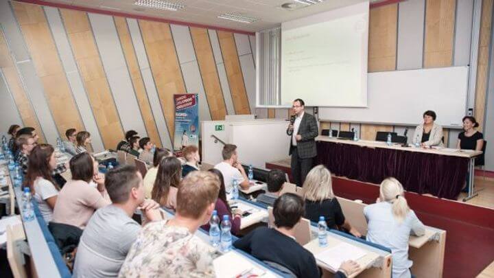 Bầu không khí học tập tích cực tại trường Đại học Tài chính và Quản trị
