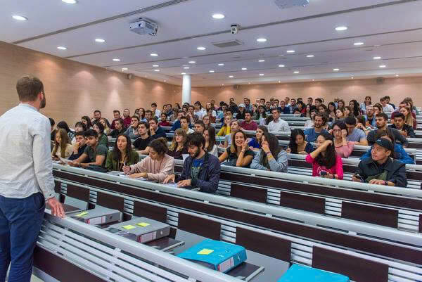 Các giảng viên trường Đại học Tomas Bata luôn đồng hành cùng sinh viên trong quá trình học tập