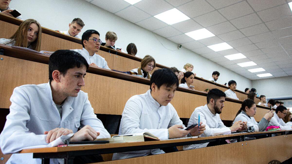 Bầu không khí học tập tích cực tại trường Học viện Y khoa bang Chita