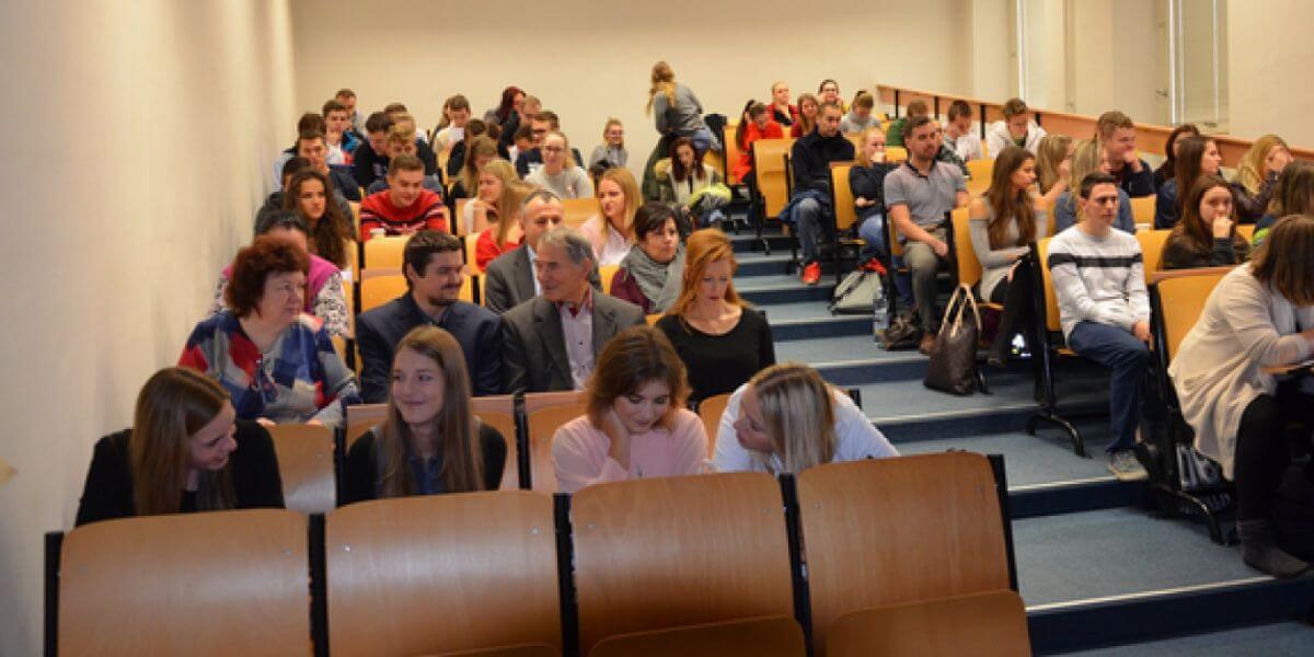 Trường Cao đẳng Logistics luôn chào đón mọi sinh viên đến tham gia học tập