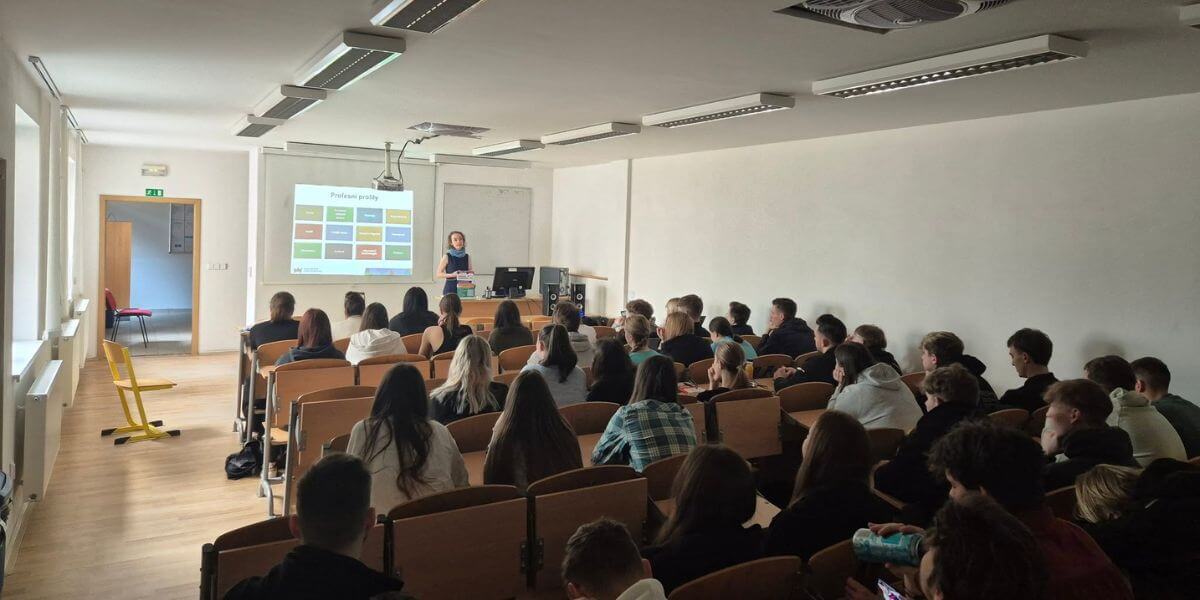 Các giảng viên trường Cao đẳng Nghiên cứu Châu Âu và Khu vực luôn hỗ trợ sinh viên trong học tập