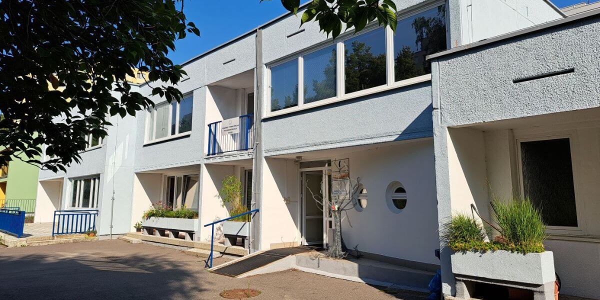 Khuôn viên trường Cao đẳng nghiên cứu tâm lý xã hội Praha