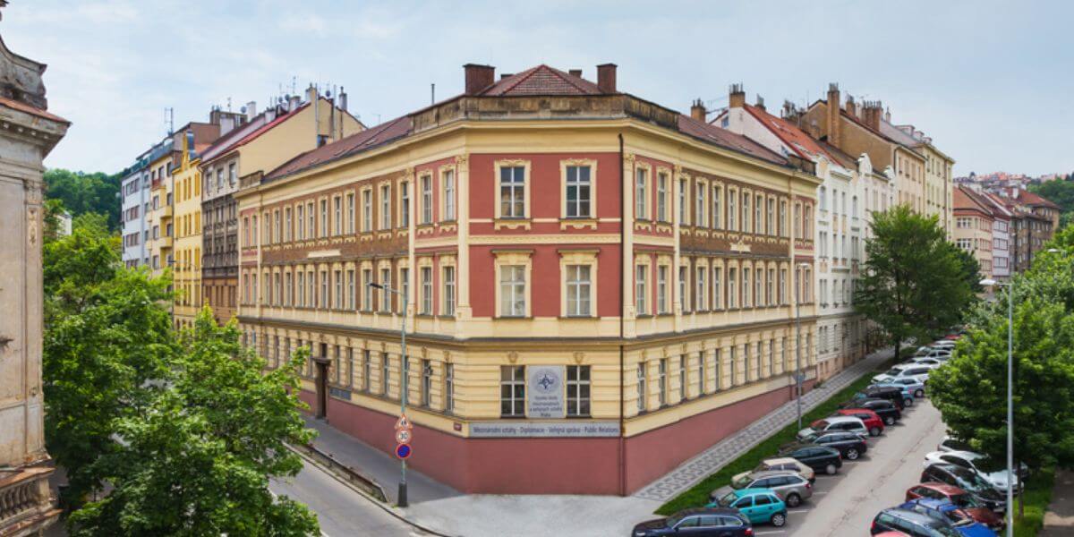 Trường Cao đẳng Quan hệ Quốc tế và Công chúng Praha là ngôi trường nổi tiếng tại Séc