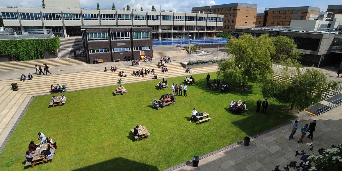 Khuôn viên rộng rãi, thoáng mát của trường Đại học Brunel London