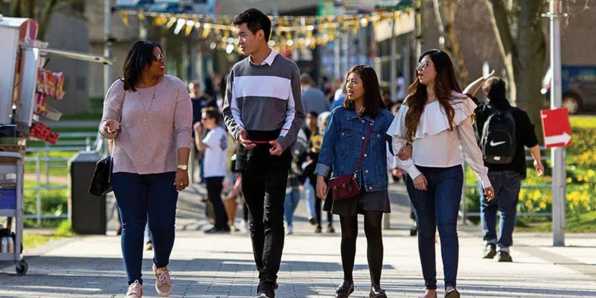 Trường Đại học Brunel London luôn chào đón mọi sinh viên đến tham gia học tập