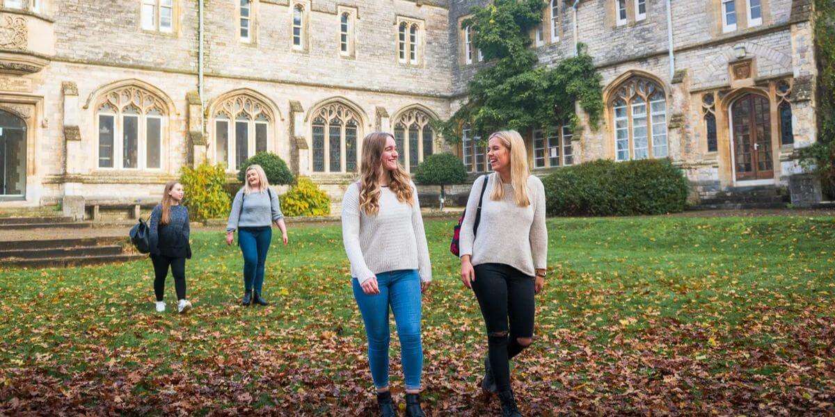 Môi trường học tập thân thiện là điều khiến nhiều sinh viên đến với trường Đại học Chichester