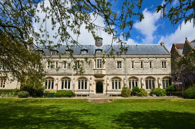 Khuôn viên cổ kính của trường Đại học Chichester