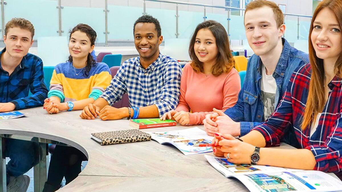 Trường Đại học Công nghiệp Quốc gia Siberia luôn chào đón mọi sinh viên đến tham gia học tập