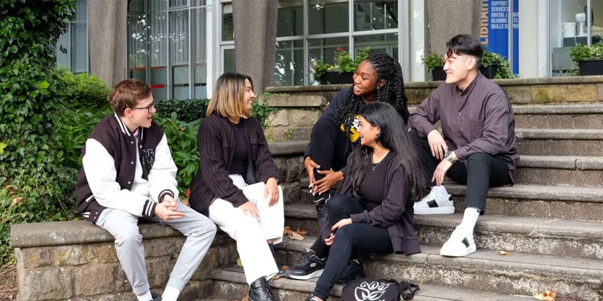 Trường Đại học Cumbria luôn chào đón mọi sinh viên đến tham gia học tập