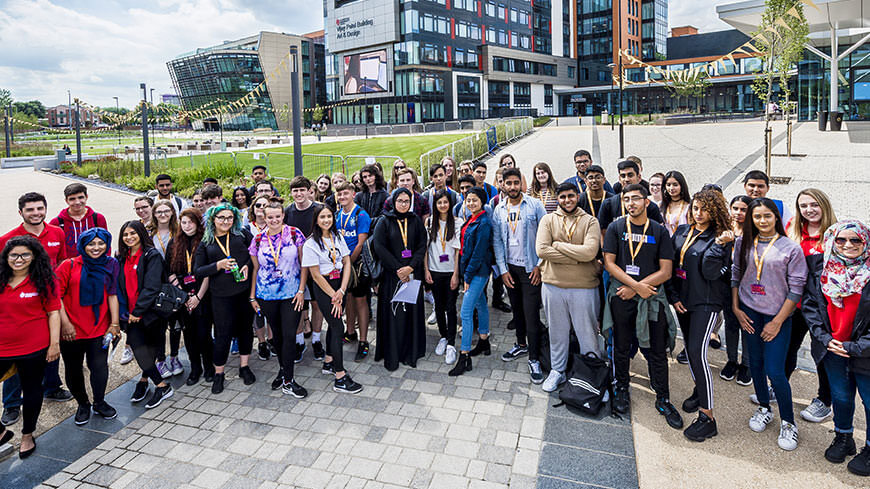 Trường Đại học De Montfort luôn chào đón mọi sinh viên đến tham gia học tập