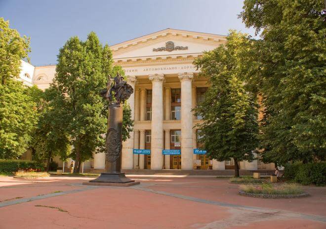Khuôn viên của trường Đại học Giao thông Đường bộ Moscow