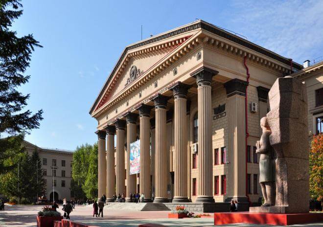 Khuôn viên mang nét đẹp cổ kính của trường Đại học Giao thông Vận tải Quốc gia Siberia