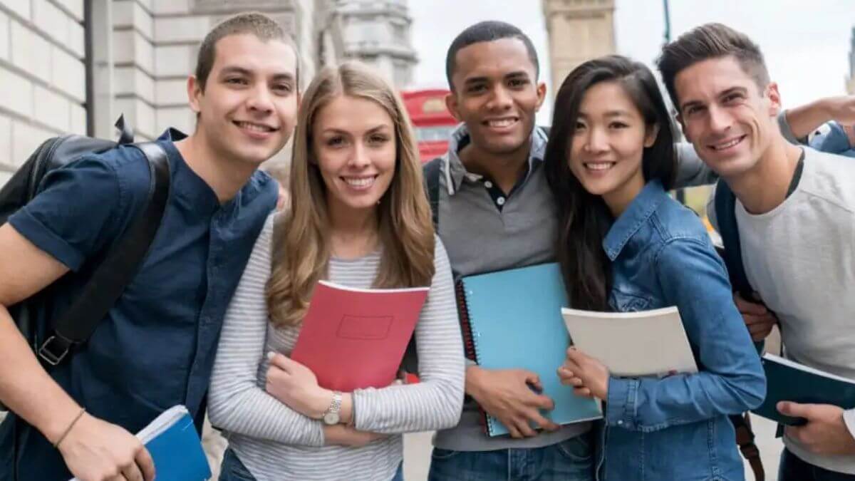 Trường Đại học Giao thông Vận tải Quốc gia Siberia luôn chào đón mọi sinh viên đến tham gia học tập