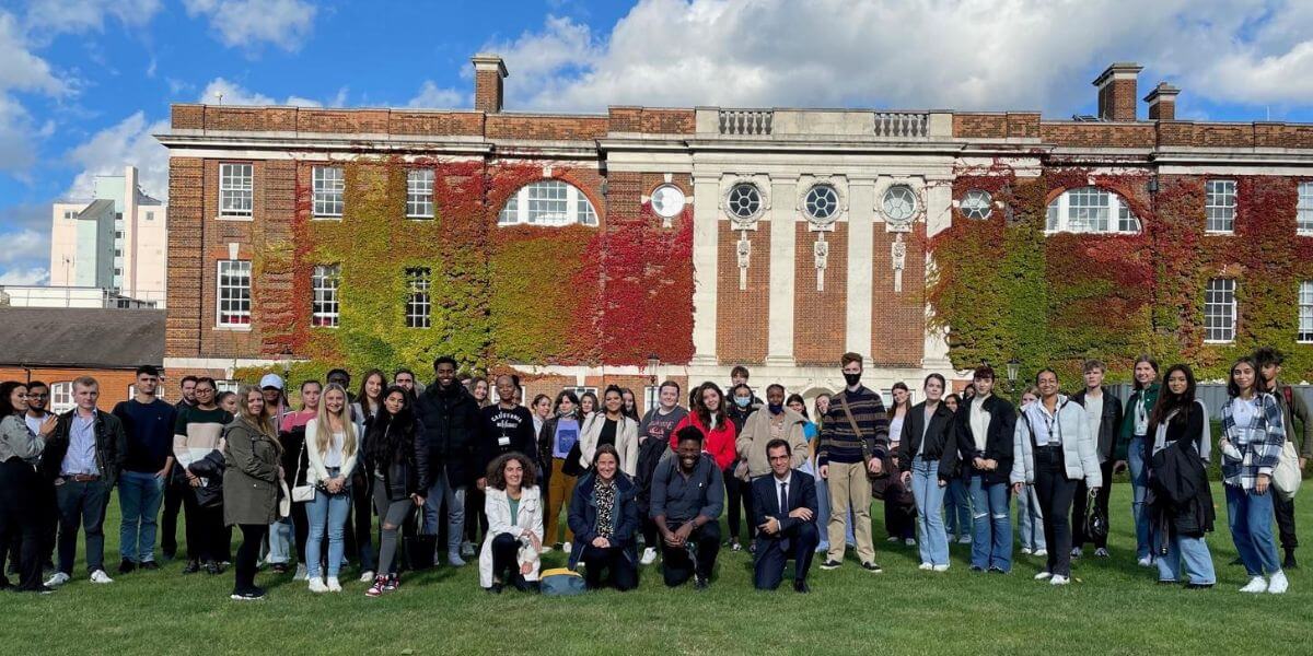 Trường Đại học Goldsmiths luôn chào đón các sinh viên đến tham gia học tập