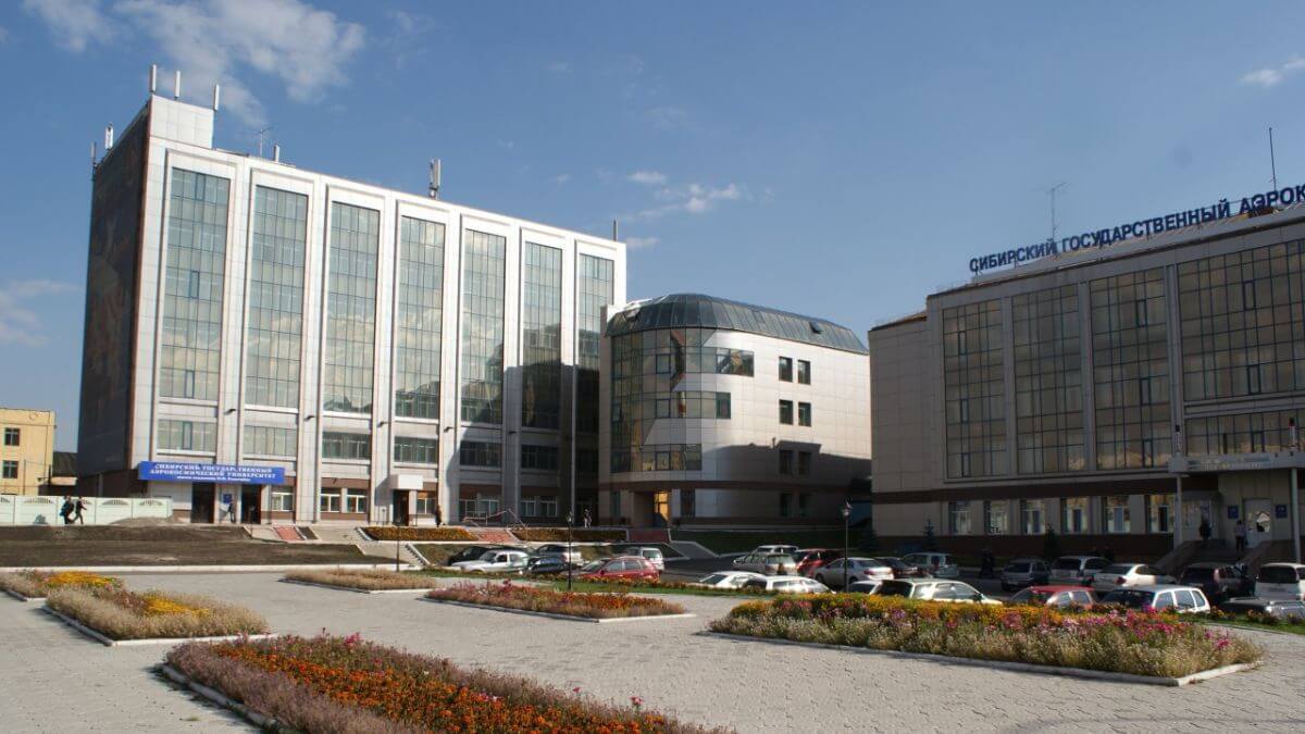 Khuôn viên rộng lớn của trường Đại học Khoa học và Công nghệ Quốc gia Siberia