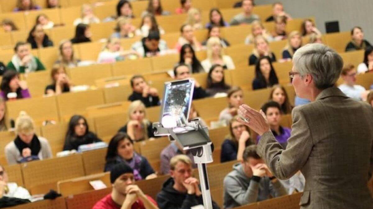 Các giảng viên của trường Đại học Kinh tế và Quản lý Quốc gia Novosibirsk luôn hỗ trợ sinh viên trong quá trình học tập