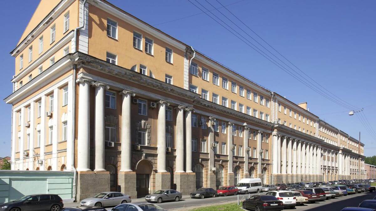 Khuôn viên rộng lớn của trường Đại học Kỹ thuật Hàng hải Quốc gia Saint Petersburg