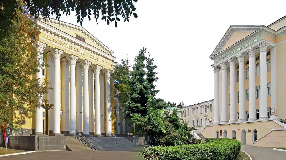 Khuôn viên mang nét đẹp cổ kính của trường Đại học Kỹ thuật Quốc gia Voronezh