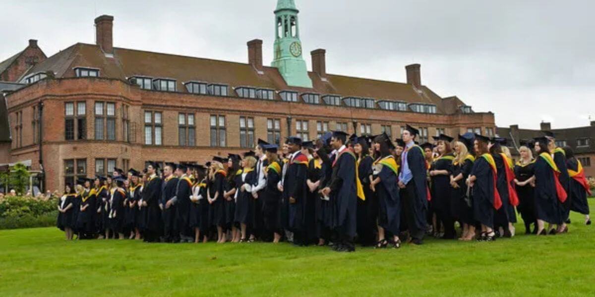 Các sinh viên tại trường Đại học Liverpool Hope