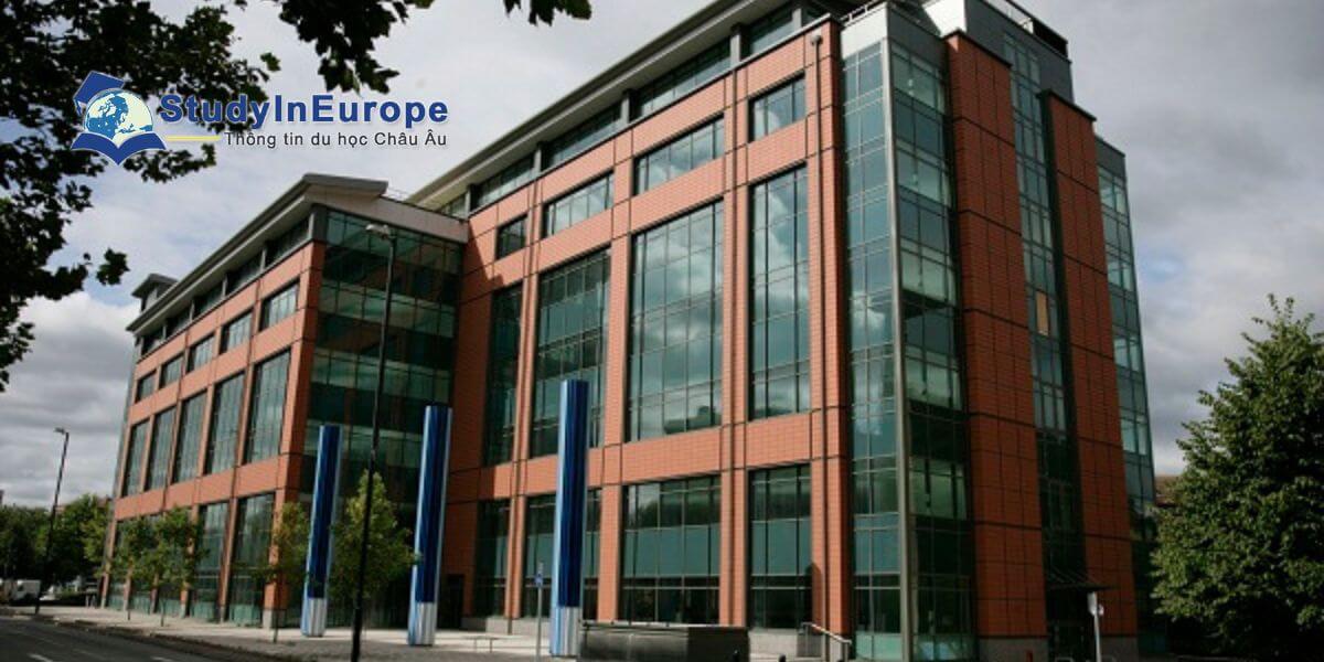 Review Trường Đại học Luật (The University of Law)