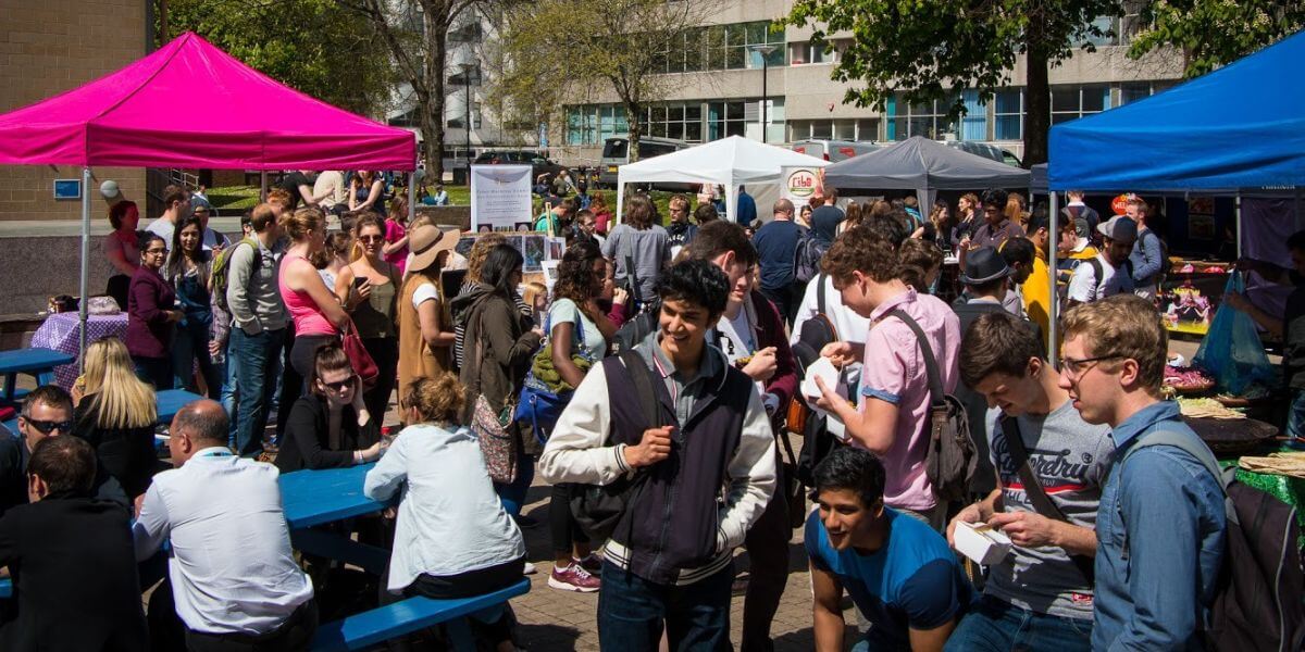 Trường Đại học Plymouth thường xuyên tổ chức các hoạt động ngoại khóa đa dạng