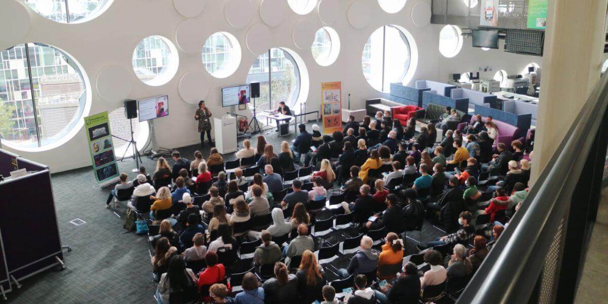 Nhiều sinh viên đăng ký học tập tại trường Đại học Ravensbourne London