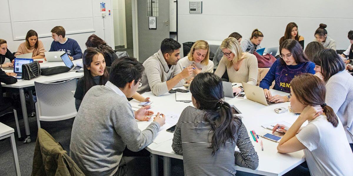 Sinh viên có thể tự do học hỏi và phát triển bản thân khi đến với trường Đại học Regent's London