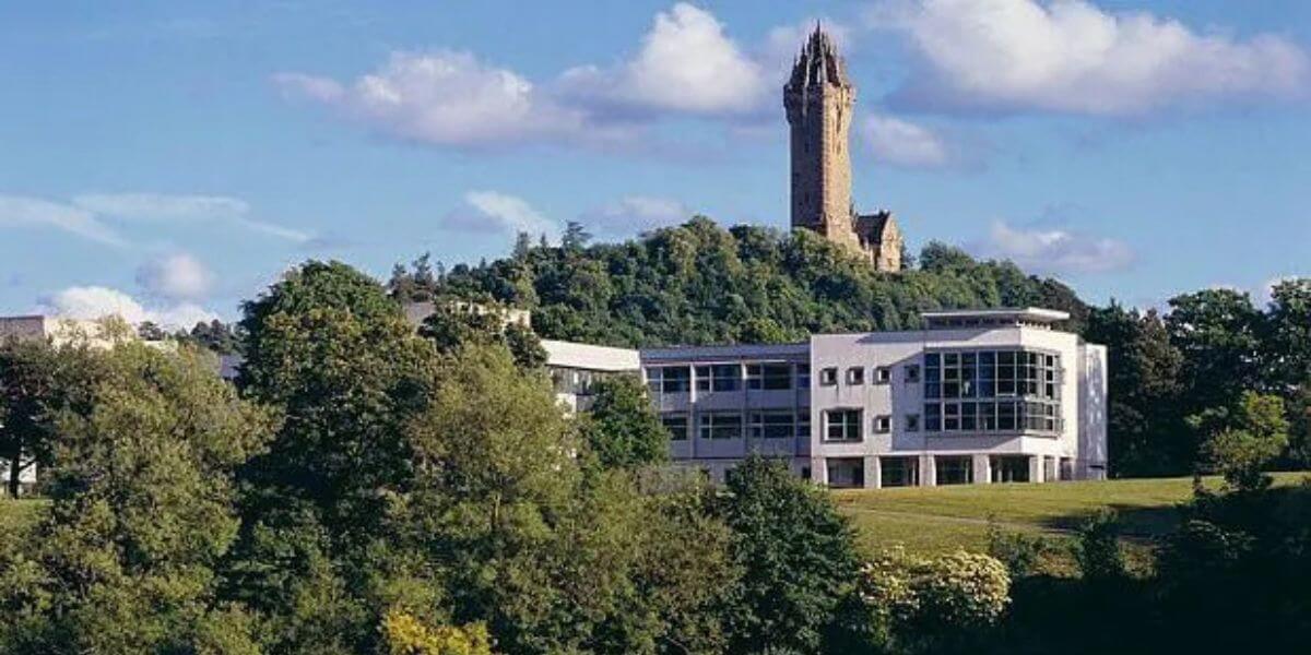 Trường Đại học Stirling là cơ sở giáo dục hàng đầu tại Anh