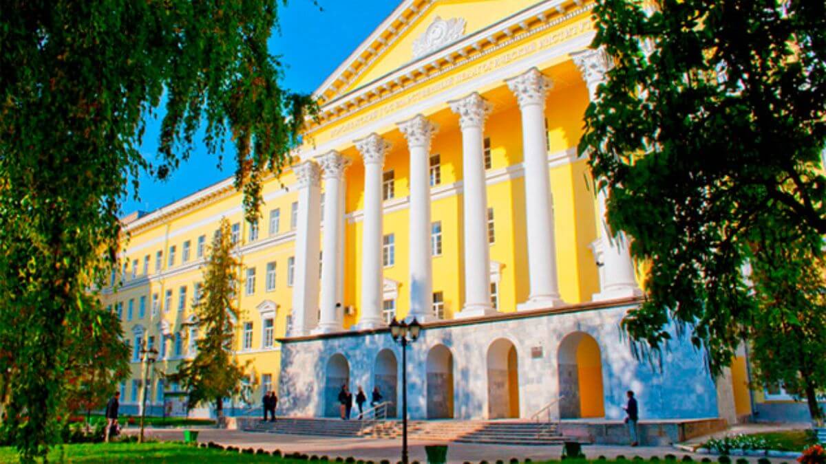 Khuôn viên rộng lớn của trường Đại học Sư phạm Quốc gia Voronezh