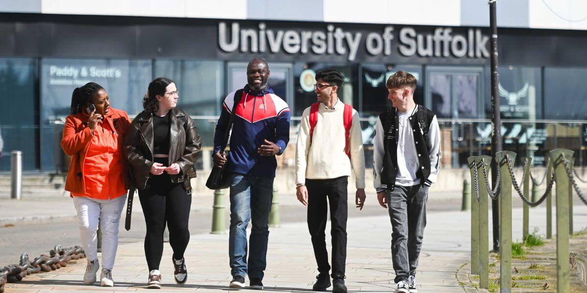 Trường Đại học Suffolk luôn chào đón các sinh viên đến tham gia học tập và nghiên cứu