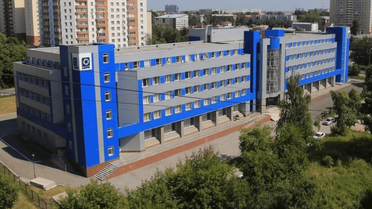 Khuôn viên rộng lớn của trường Đại học Viễn thông và Tin học Siberia