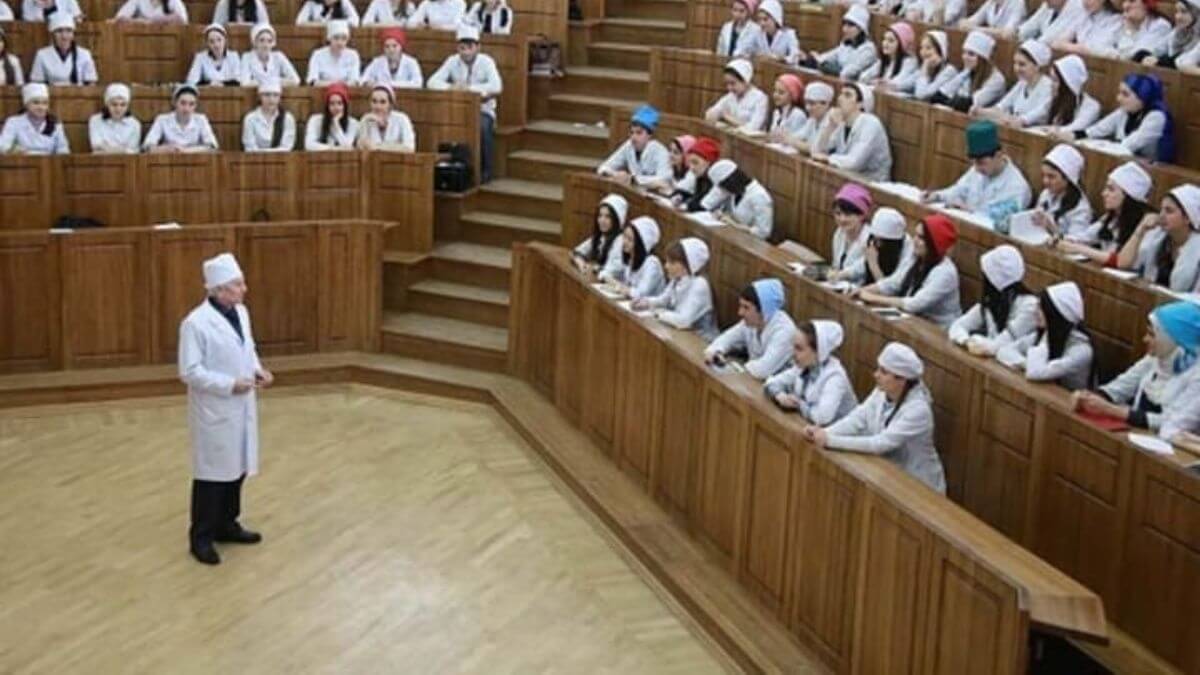 Các giảng viên của trường Đại học Y khoa Samara luôn đồng hành cùng sinh viên trên con đường học tập