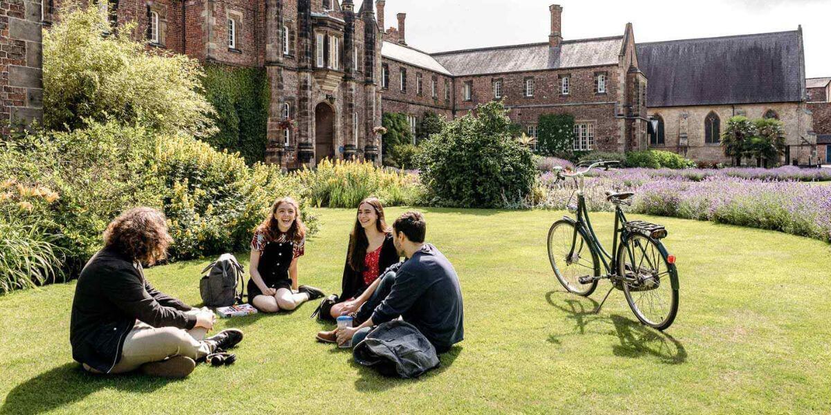 Trường Đại học York St John luôn chào đón mọi sinh viên đến tham gia học tập