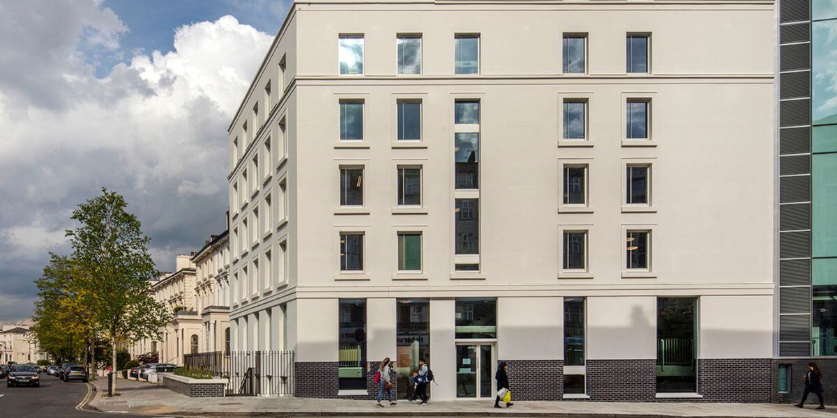 Trường Trung ương Hoàng gia Diễn thuyết và Kịch nghệ nổi tiếng với chương trình học chất lượng