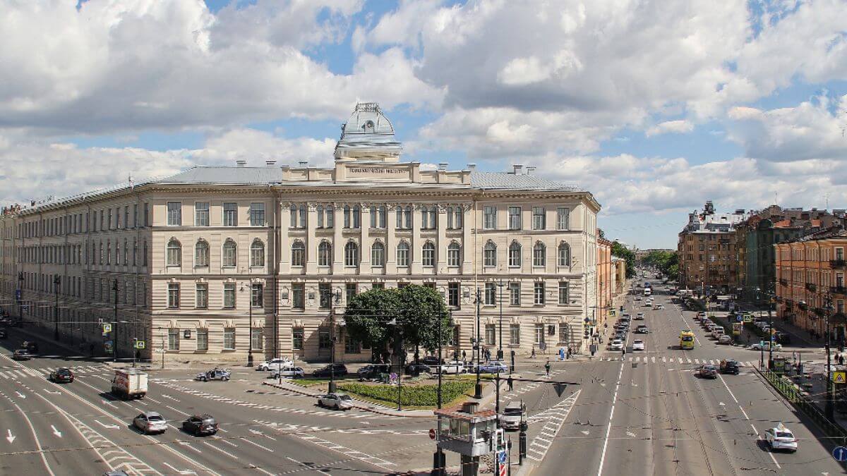 Khuôn viên mang nét đẹp độc đáo của Học viện Công nghệ Quốc gia Saint Petersburg