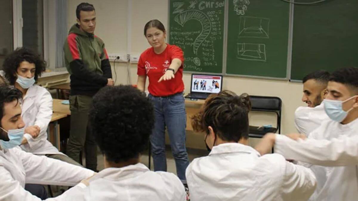 Các giảng viên của Học viện Y khoa Chelyabinsk luôn hỗ trợ sinh viên trong quá trình học tập