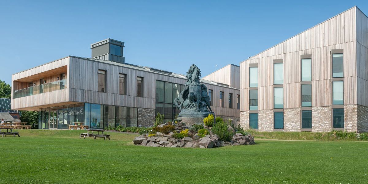 Khuôn viên rộng lớn của trường Cao đẳng Thú y Hoàng gia