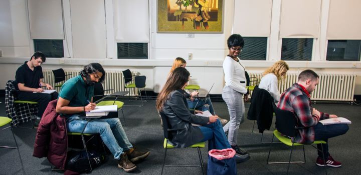 Các giảng viên trường Đại học Abertay luôn hỗ trợ sinh viên trong quá trình học tập