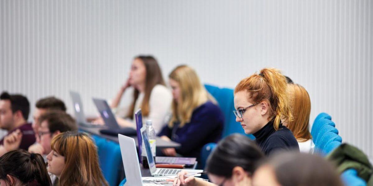 Sinh viên luôn tích cực học tập khi đến với trường Đại học Bangor