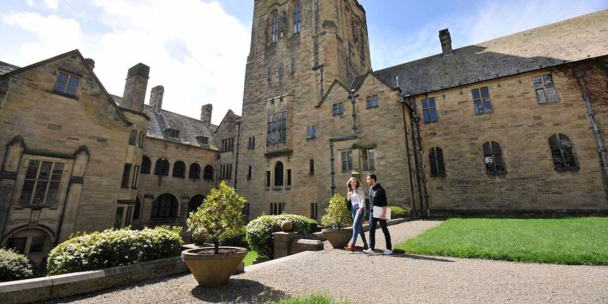 Khuôn viên cổ kính của trường Đại học Bangor