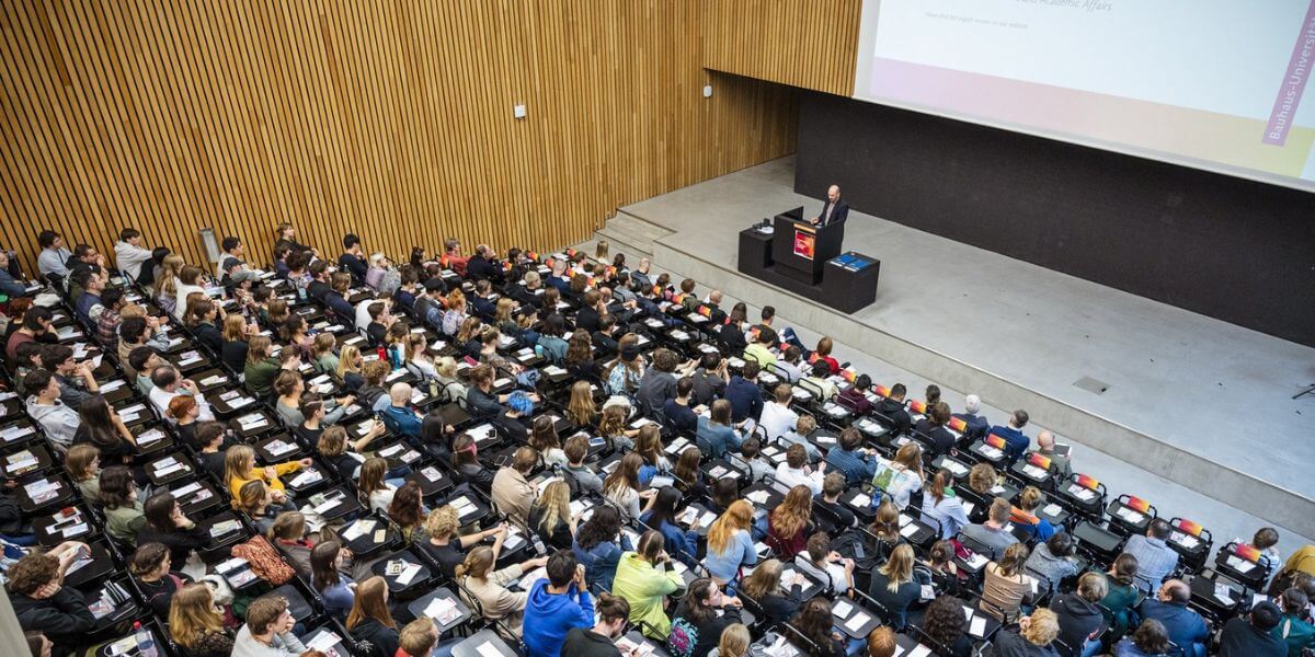 Các giảng viên luôn tích cực hỗ trợ sinh viên trong quá trình học tập