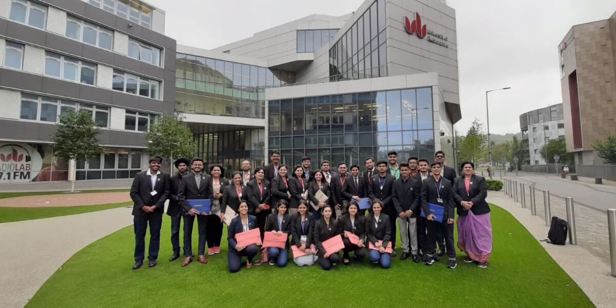 Trường Đại học Bedfordshire luôn chào đón mọi sinh viên đến tham gia học tập