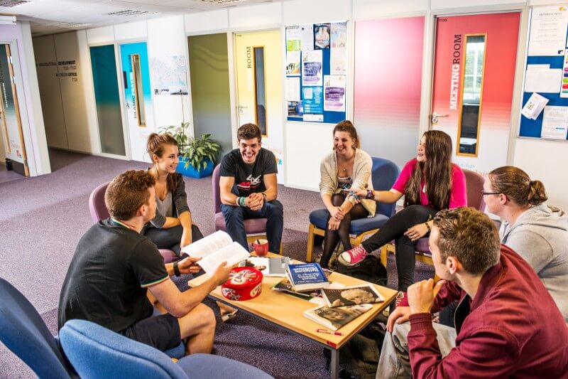 Sinh viên có thể giao , học hỏi và phát triển thêm khi đến với trường Đại học Bournemouth