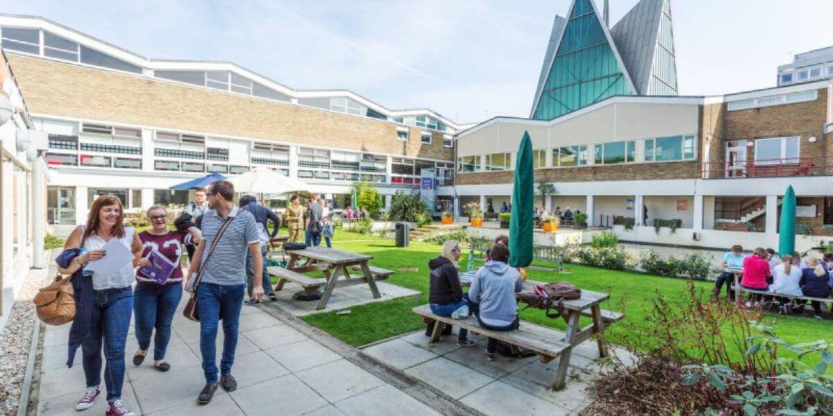 Nhiều sinh viên đăng ký học tập tại trường Đại học Canterbury Christ Church